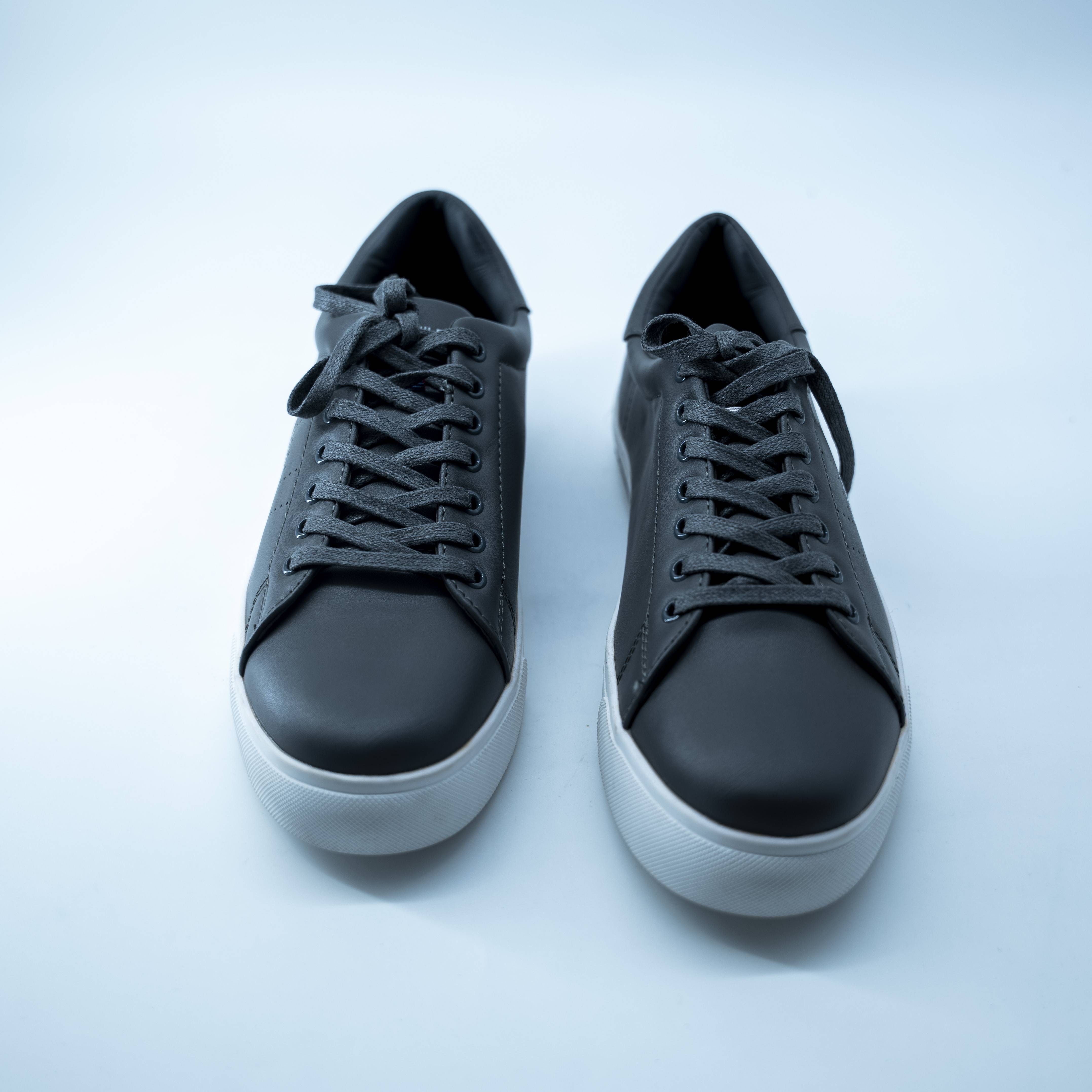 Tommy Hilfiger Leather Low-Top Sneakers in Black