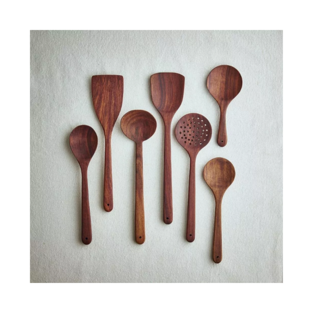 SET OF WOODEN KITCHEN UTENSILS
