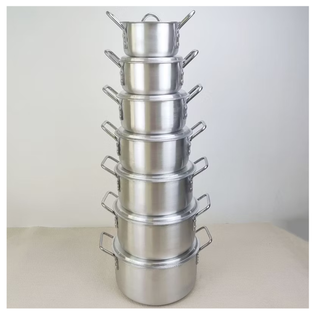 STACKED ALUMINIUM COOKING POT SET ON DISPLAY SHELF