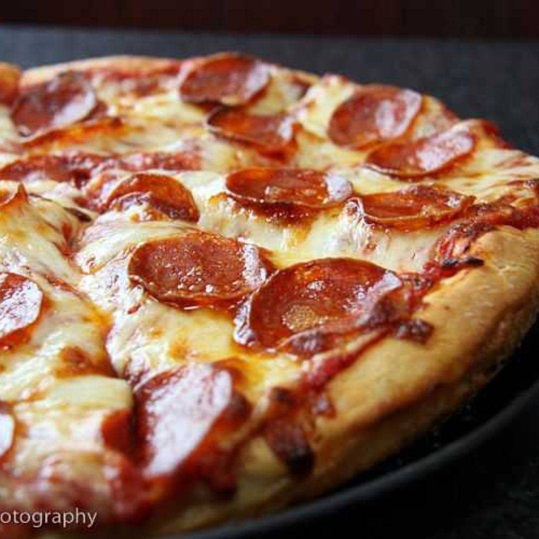 REGINA PIZZA LARGE
(Pepperoni, Mushrooms & Cheese)