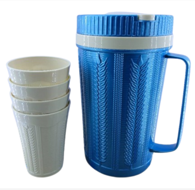 Plastic jug with 4cups