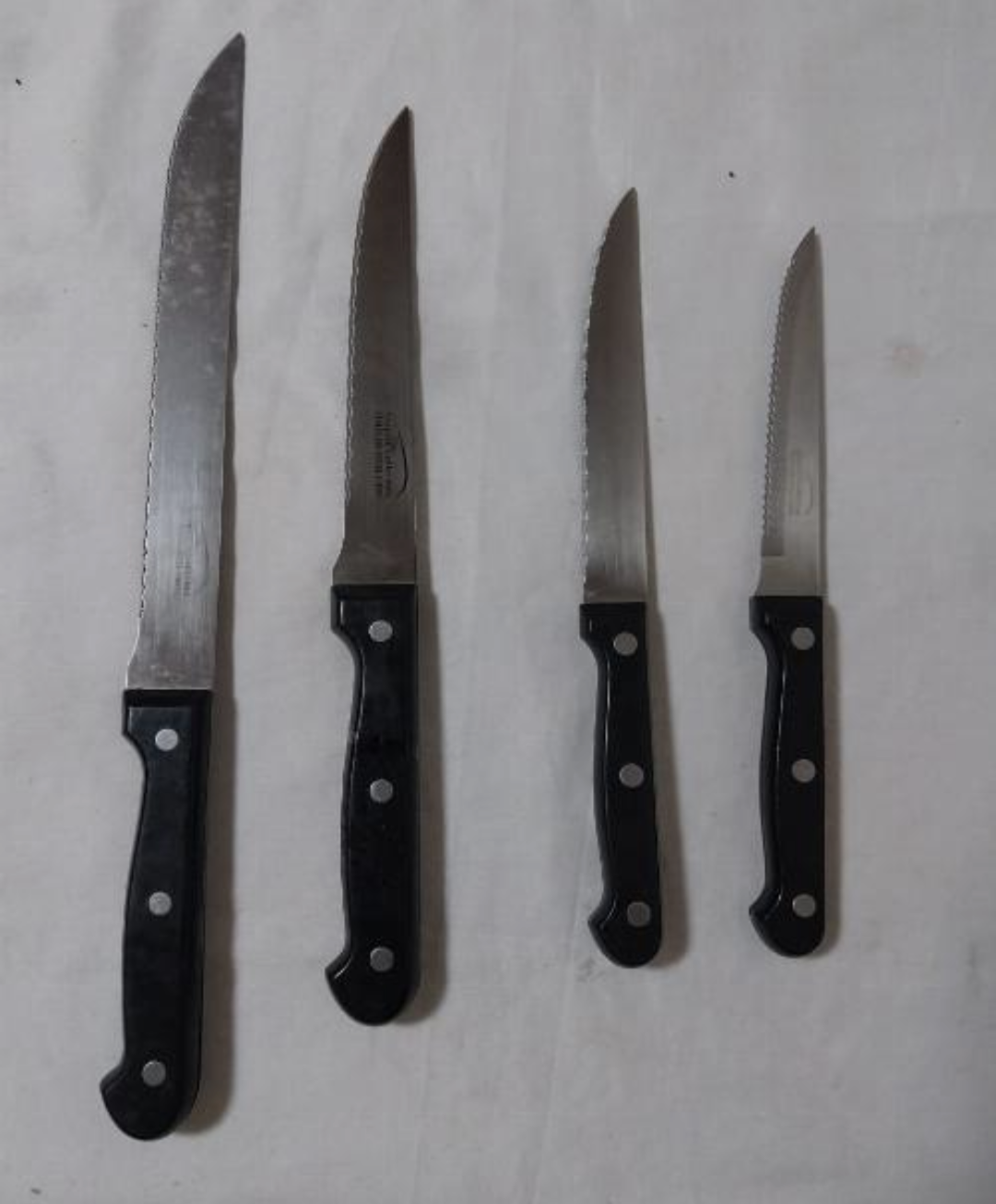 Knives A (4 Pcs Sizes)
 ( 2 Regular & 2 Serrated)
