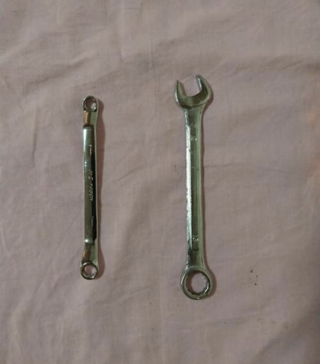 Wrenches
(2Pcs)  (open-end wrench 13mm, double offset ring wrench 6x7mm)