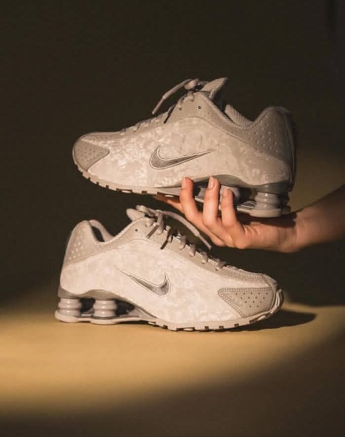 Shox R4 pewter floral