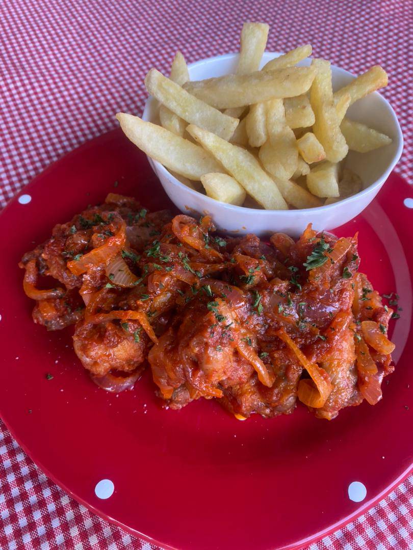 Spicy Chicken Chili Wings with Garlic Mayo & Chips