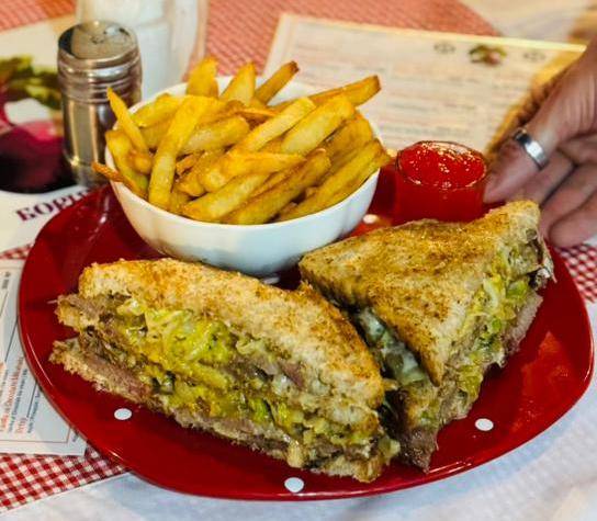 Reuben Sandwich with  Smoked Beef Pastrami & Chips