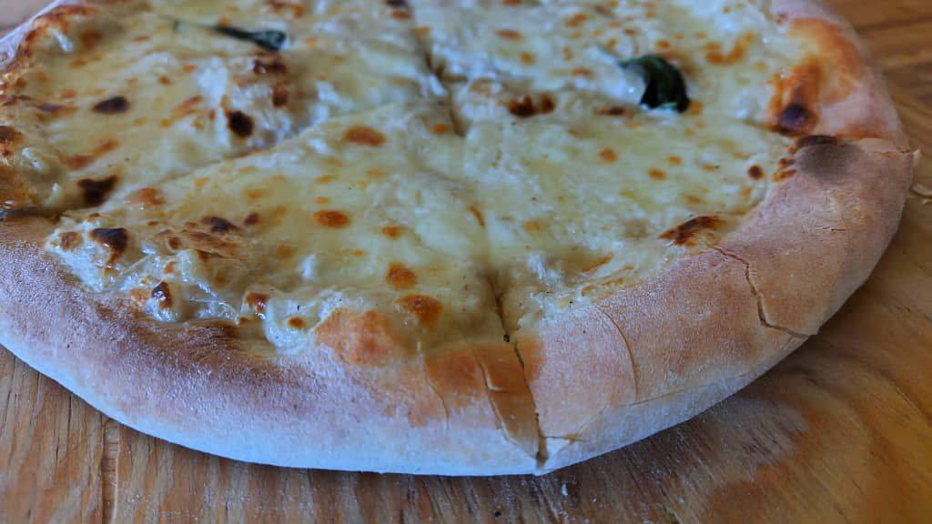 Roasted garlic chicken pizza