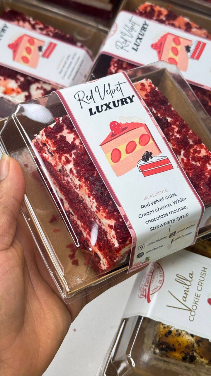 RED VELVET LUXURY CAKE SLICE